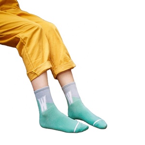 Calcetines Unisex con Letras Jacquard en Bloques de Color, Calcetines Deportivos Casuales Transpirables de Algodón con Contraste de Color Macaron, Calcetines Versátiles y Modernos - Product Image 5
