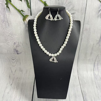 Boucles d'oreilles et collier avec breloque en forme de main de la Sororité Delta Greek Life, bijoux à thème universitaire, cadeau pour femmes