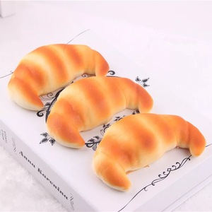 Porte-clés pendentif Squishy Croissant de 1 cm, modèle alimentaire réaliste en PU, jouet à remontée lente, jouet de décompression souple à presser - Product Image 2