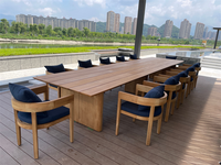 Ensemble de table à manger en teck d'extérieur avec fauteuils en bois massif et coussins bleu marine pour hôtels, stations balnéaires, restaurants, jardin, patio, meubles d'extérieur