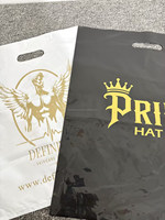 Sacs de shopping personnalisés avec nom de marque, logo imprimé sur mesure, sacs en plastique à poignée découpée pour emballage de vêtements de boutique