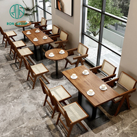Ensemble table et chaises carrées en chêne stratifié sur mesure pour hôtels modernes, pizzerias, salons de thé, cafés et mobilier d'hôtellerie