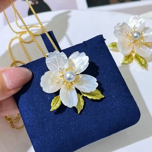 Broche de Perlas de Agua Dulce Naturales de Alta Gama, Elegante y Exquisito, con Flores Talladas en Madreperla, Complementa Trajes Cheongsam - Product Image 3