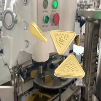 Machine d'emballage automatique de chocolat en forme de triangle plat, haute efficacité, entièrement automatisée, conçue sur mesure