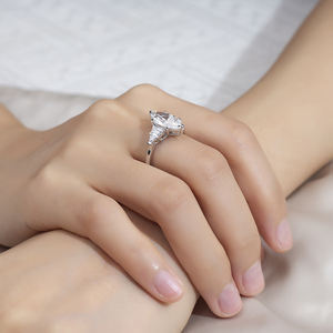 Anillo de Compromiso Messi Jewelry MSR-1668 de Oro de 18K con Diamante Cultivado en Laboratorio con Corte Marquesa para Mujer - Product Image 2