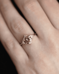 Bague de fiançailles en moissanite taille hexagonale 2,00 carats, plaqué or rose 14K, sertissage clos, 3 pierres, tendance, pour demande en mariage - Product Image 3
