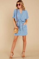 Vente à chaud de vêtements pour femmes en denim moins cher couleur unie mince à manches courtes dames robe en jean décontractée en stock