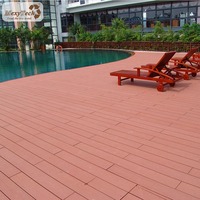 Terrasse en composite WPC antidérapante et anti-âge pour usage commercial en extérieur, finition noyer