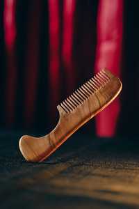 Peigne en corne artisanal pur pour la coiffure Démêlant doux et favorisant la santé du cuir chevelu et la brillance des cheveux - Product Image 2