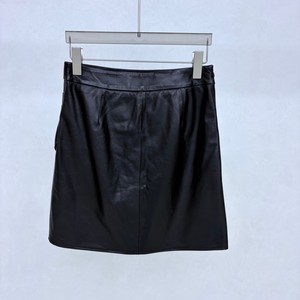 Jupe courte en cuir noire froncée avec fermeture éclair latérale, style enveloppant, coupe droite et ajustée, pour femme, idéale pour le style urbain et les loisirs. - Product Image 4