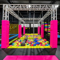 Zone d'obstacles Ninja Swing avec fosse de mousse colorée, équipement d'entraînement Ninja Warrior d'intérieur