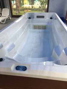 Bain à remous rectangulaire moderne <span class=keywords><strong>Bestway</strong></span> Modula préfabriqué hors sol en acrylique avec système de contrôle Balboa et 90 jets pour les familles et les villas - Product Image 4