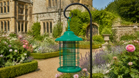 Mangeoire à oiseaux suspendue en métal vertigrine antique avec dôme central, tube à graines en maille, plateau de récupération des graines au bas et crochet de suspension, résistante à la rouille