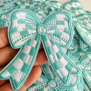 Nouveau Patch Brodé Thermocollant Motif Cœur à Carreaux Aqua avec Nœud Papillon pour Décoration de Chapeaux et Sweats à Capuche - Product Image 3