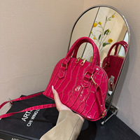 Nouveau Sac Fourre-tout Polyvalent Femme 2023 Tendance en PU Imprimé Crocodile avec Fermeture Éclair, Forme Coquille, Porté Épaule ou Sous le Bras, Style Urbain