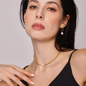 مجوهرات أنيقة من الفولاذ المقاوم للصدأ المطلي بالذهب عيار 18 قيراط، سلسلة كوبية مع قلادة لؤلؤة مياه عذبة واحدة وأقراط للنساء - Product Image 2