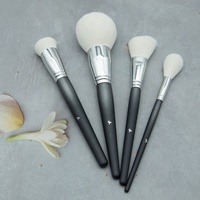 Ensemble de 4 pinceaux de maquillage professionnels de luxe vegan, manche en bois gris foncé, sac en PU, haute qualité, poudre, fond de teint, blush, anticernes
