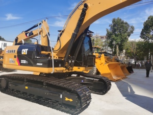 Excavatrice Caterpillar 323 d'occasion de haute qualité, faible nombre d'heures de fonctionnement, avec attache rapide, brise-roche et pince de préhension, 23 tonnes - Product Image 5