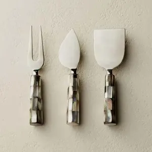 Ensemble de couteaux à fromage à manche Leaf Design en acier inoxydable avec emporte-pièces élégants, parfaits pour les ustensiles de cuisine et les mariages - Product Image 4