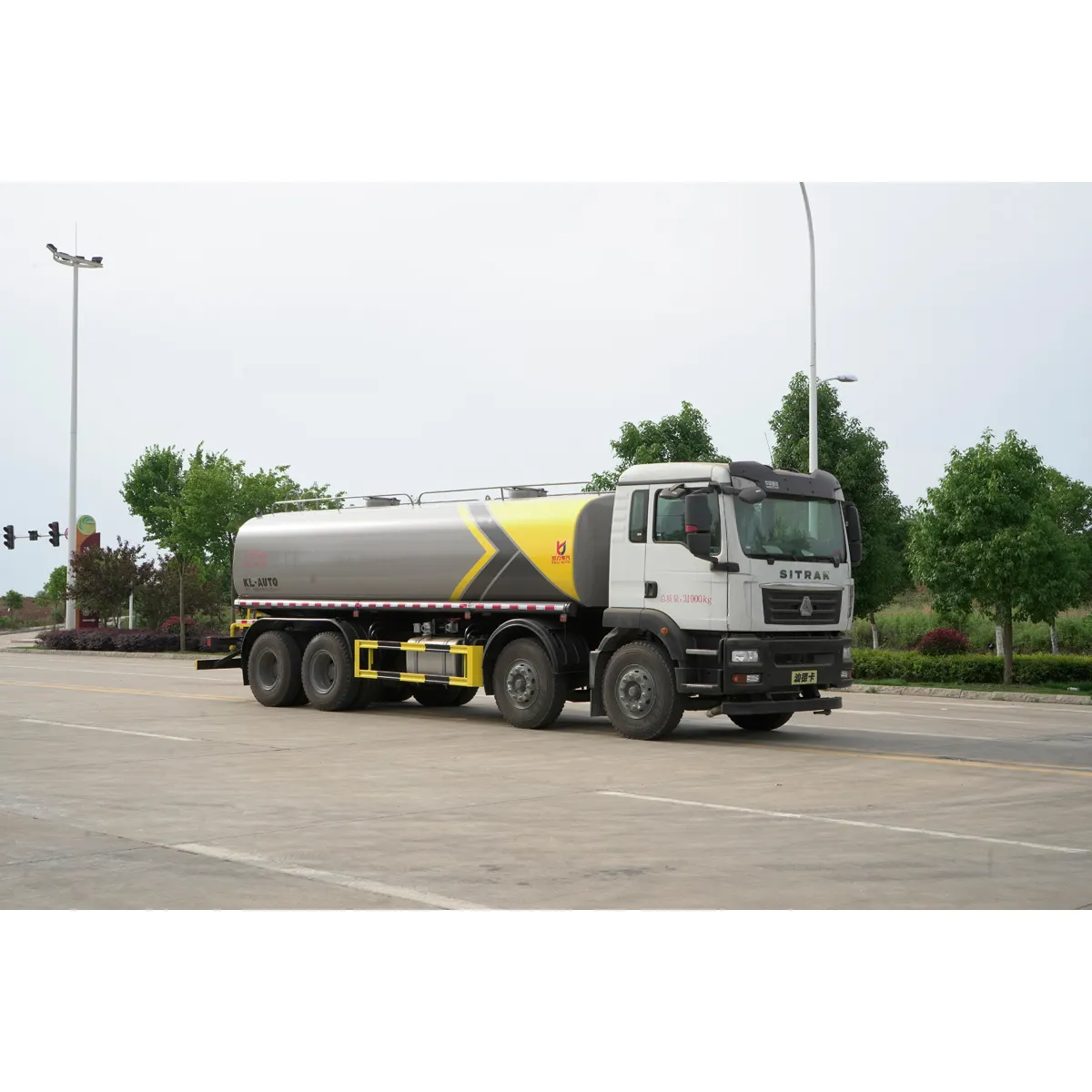 Sinotruk howo 8x4 30ton 30cbm 30000 litre su deposu kamyon fiyat