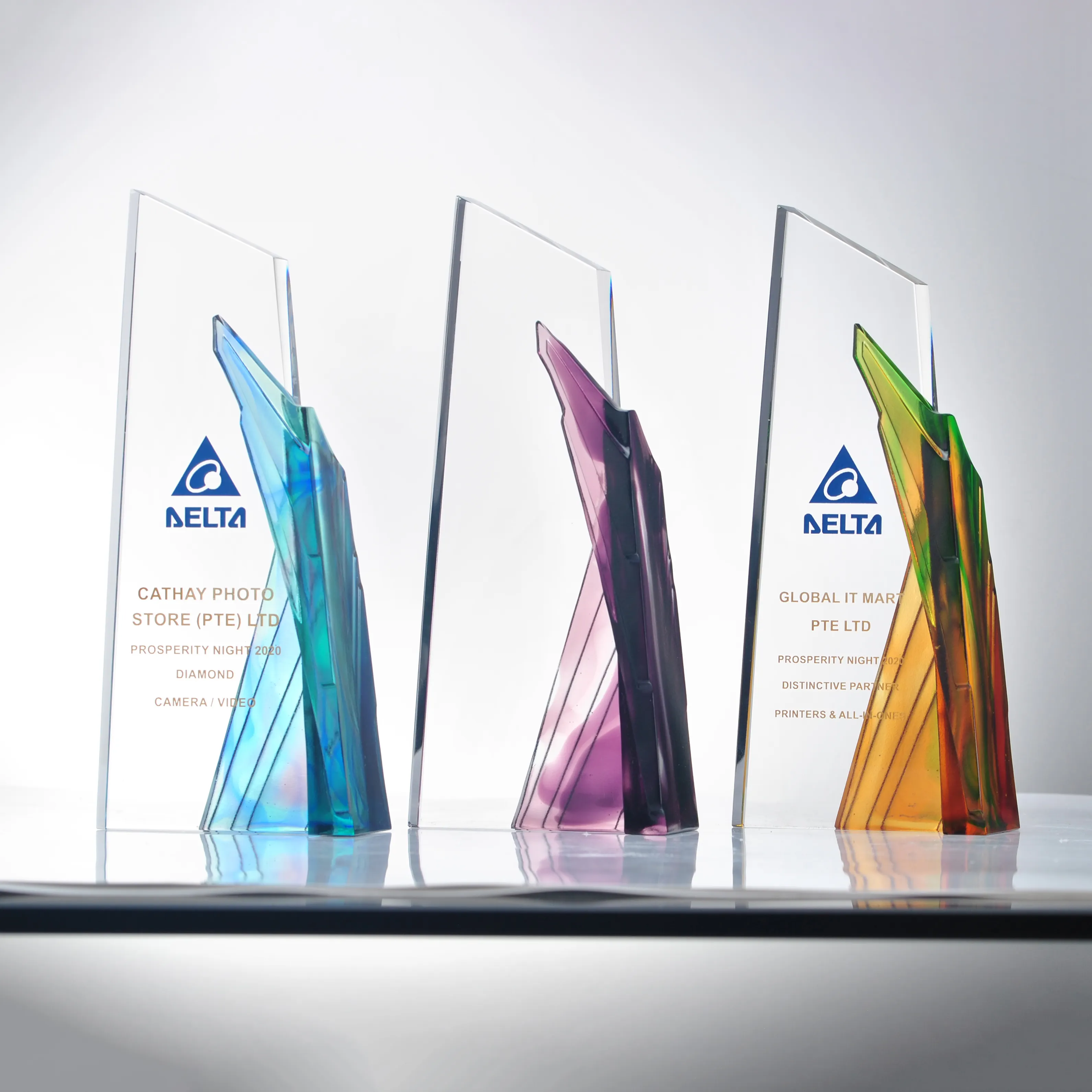 Jadevertu Design personnalisé en gros glaçure colorée spéciale trophée de cristal prix prix gravure texte Souvenir cadeau
