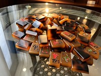 Funky Trade NOIGA OEM Woodlands Tortoise Shell American Mahjong 160 Tuiles en acrylique modernes de luxe, résistantes à l'eau, durables, pour 4 joueurs
