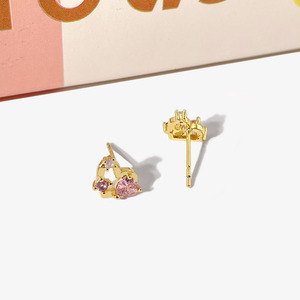 Pendientes de botón con forma de corazón de circonita rosa chapados en oro de 18 quilates al por mayor para niña - Product Image 2