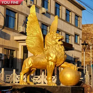 Estátua de leão com asas de bronze dourado sentado personalizado para exterior com escultura de bola