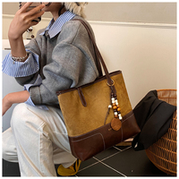 Sac fourre-tout en daim pour femme avec logo personnalisé, sac à main en cuir bicolore grande capacité avec surpiqûres contrastées, vente directe d'usine