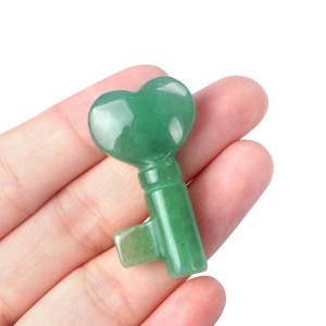 Pietra di Avventurina Verde Naturale Intagliata a Mano, Decorazione a Forma di Chiave dell'Amore, Ornamento Curativo, Artigianato Tradizionale - Product Image 2
