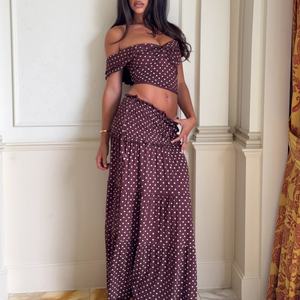 Conjunto de 2 piezas de lunares para mujer, top corto con hombros descubiertos y falda larga escalonada, elegante atuendo a juego para cenas y cócteles - Product Image 1