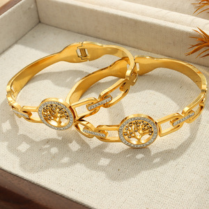 <span class=keywords><strong>Bracelet</strong></span> manchette minimaliste en acier inoxydable plaqué <span class=keywords><strong>or</strong></span> 18 carats avec motif Arbre de Vie et zircons cubiques - Product Image 3