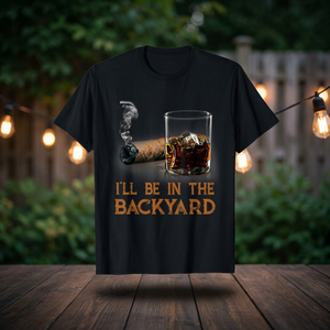Camiseta negra de manga corta con cuello redondo para hombre con gráfico de cigarro y whisky y texto I'll Be In The Backyard - Product Image 2