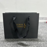Grand sac de shopping personnalisé en papier recyclé enduit, durable, avec poignée en ruban et logo en relief pour l'emballage de marques de vêtements