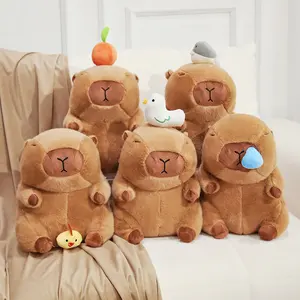 UTOYS毛绒玩具plushies capybara娃娃，头上有一个毛绒动物玩具