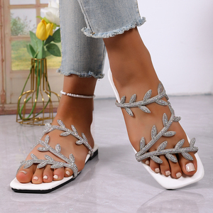 2611 Nouvelle conception de sandales sexy à la mode pour femmes, sandales plates brillantes en forme de feuille avec strass, taille 36-43, vente directe d'usine - Product Image 2
