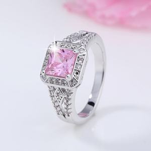 Bague de fiançailles en rhodium pour femme, sertie de diamants CZ violets de laboratoire, taille radiant, pavé rectangulaire, pour mariage ou anniversaire - Product Image 4