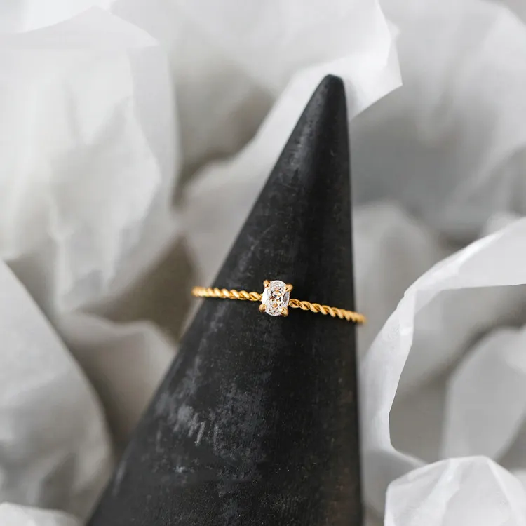 Japan Mädchen dünnen Schwanz Ring klein elliptischen Zirkon feinen Diamant Edelstein 316L Edelstahl 18 Karat Gold Fingerring auf Lager