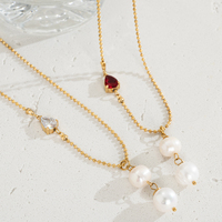 Collier tendance et élégant à deux niveaux en acier inoxydable plaqué or PVD 18 carats avec perles d'eau douce et chaîne satellite en cristal en forme de poire