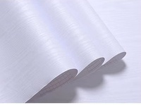 Papier peint moderne à grain de bois blanc Papier de contact pelable et collant pour armoires de table de chambre Revêtement mural texturé épaissi