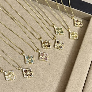 Collier trèfle à quatre feuilles style italien, chaîne de clavicule en nacre, chaîne de pull fleurie incrustée de diamants, unisexe, pour usage quotidien - Product Image 1