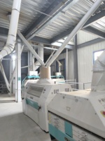 Machine de mouture de farine de maïs multifonctionnelle automatique avec système de broyage et d'emballage haute capacité, entraînée par moteur et contrôlée par PLC