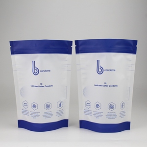 Pochettes debout en mylar à encoche facile à déchirer en matériau souple imprimé <span class=keywords><strong>personnalisé</strong></span> avec sac ziplock pour préservatif de soins personnels - Product Image 2