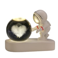Lampe de nuit créative astronaute avec boule de cristal ciel étoilé, lampe d'ambiance décorative lumineuse de bureau, ornement personnalisé