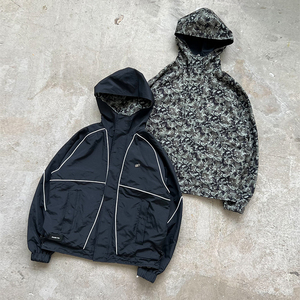 <span class=keywords><strong>Giacca</strong></span> Tattica Reversibile in Nylon per <span class=keywords><strong>Uomo</strong></span> con Linee Riflettenti Personalizzate e Bordi Decorativi, Softshell da Escursionismo - Product Image 1