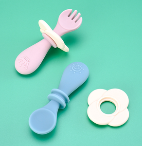 Ensemble cuillère et fourchette en silicone de vente chaude, ustensiles de sevrage pour bébé pour la première étape 6 mois + avec barrière anti-étouffement - Product Image 3