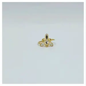 Anillo Elegante en Forma de Flor Dorada con Cristal Transparente, Joyería Moderna y Minimalista para Mujeres y Niñas - Product Image 1