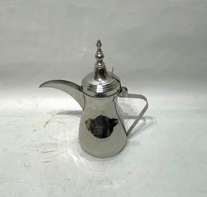 Elegante tetera de acero inoxidable diseñada en estilo tradicional árabe y de Oriente Medio, perfecta para servir té o café. - Product Image 3