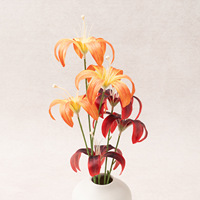 Arrangement floral d'intérieur JBH-846, 3 têtes de lys dorés en soie artificielle, fausse verdure - pour les vitrines de magasins