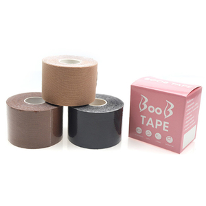 Boob Tape Chest Lifter Pro-Couleur de peau invisible, ascenseur instantané et soutien anti-affaissement | Résistant à la transpiration et hypoallélique - Product Image 4